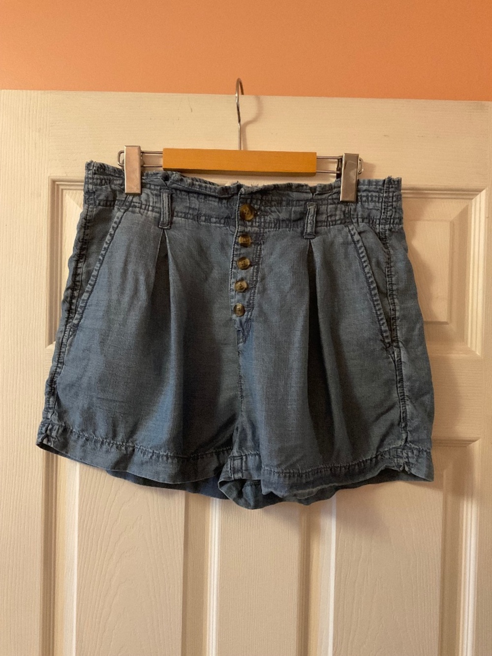 American Eagle L High Wasited Button Up Shorts